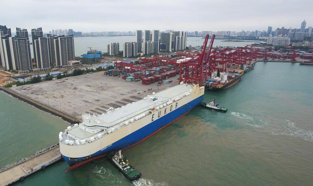 滚装货船“劳拉”轮驶入海口秀英港，这是海南自贸区政策实施以来的首艘汽车外贸船（2020年2月16日摄，无人机照片）。（新华社记者杨冠宇摄）