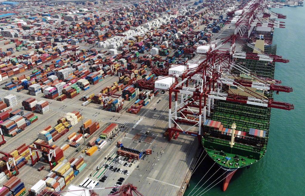 载箱量可达2.4万标准箱的“现代商船阿尔赫西拉斯”轮靠泊在青岛港前湾码头（2020年4月26日摄，无人机照片）。（新华社记者李紫恒摄）