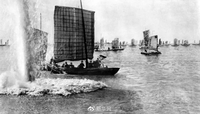 1949年4月21日，人民解放军强渡长江（资料图片）。（新华社发）